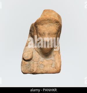 Buste en terre cuite d'une figure féminine. Culture : le grec, crétois. Dimensions : 4 in. x 2 1/2 in. (10,1 cm x 6,5 cm). Date : 7e-6e siècle avant J.-C.. Femme portant une coiffe avec lappets et un ornement sur sa bonne épaule droite la statuette peut représenter une déesse orientale. Musée : Metropolitan Museum of Art, New York, USA. Banque D'Images