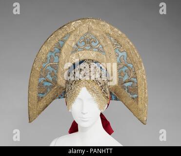 Coiffure. Culture : le russe. Date : début du 19ème siècle. Cet objet est de la collection de Natalia de Shabelsky (1841-1905), un aristocrate russe dans l'obligation de préserver ce qu'elle a perçu comme la fin de l'art folklorique des traditions de son pays d'origine. De nombreux voyages à travers toute la Russie, elle a recueilli de nombreux exemples d'art textile de la riche classe paysanne. Depuis les années 1870 jusqu'à ce déménagement en France en 1902, Shabelsky amassé une importante collection de brodés finement tissé main ménage les textiles et vêtements festival opulent et riche décoration avec des motifs complexes. L'Brookly Banque D'Images