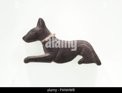 Jackal Incrustation. Dimensions : L. 3,7 cm (1 7/16 po). Dynastie DYNASTIE : 26-29. Date : 664-332 B.C.. Musée : Metropolitan Museum of Art, New York, USA. Banque D'Images