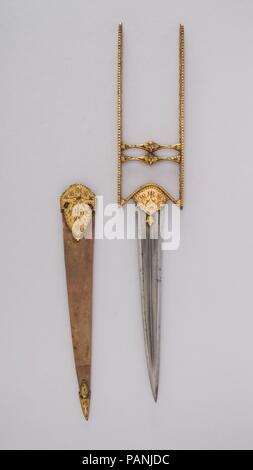 Dague (Katar) avec gaine. Culture : Indian, Mughal. Dimensions : H. avec fourreau 20 5/16 in. (51,6 cm) ; H. sans manteau 19 1/8 in. (48,6 cm) ; W. 3 1/4 in. (8,3 cm) ; WT. 14 oz. (396,9 g) ; Wt. de la gaine 2 oz. (56,7 g). Date : 17ème-18ème siècle. Musée : Metropolitan Museum of Art, New York, USA. Banque D'Images