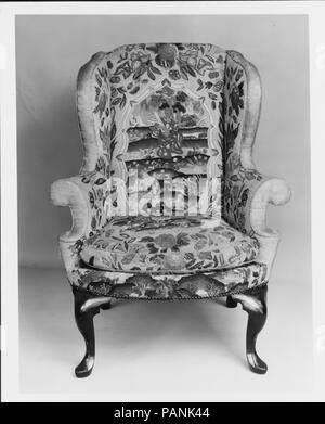 Un fauteuil. Culture : L'Américain. Dimensions : 46 x 35 x 27 3/4 in. (116,8 x 90,8 x 68,6 cm). Date : 1760-90. La liste des prix 1772 Philadelphie décrit un président comme ceci comme 'un fauteuil simple châssis pieds et genoux sans roulettes.' à pied-de-la avec la flèche, comme ici, est fréquemment trouvés sur les chaises du côté de Philadelphie. Musée : Metropolitan Museum of Art, New York, USA. Banque D'Images