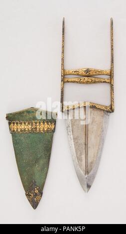 Dague (Katar) avec gaine. Culture : Indian, Mughal. Dimensions : L. avec fourreau 11 7/16 po. (29,1 cm) ; L. sans manteau 10 11/16 in. (27,1 cm) ; W. 3 in. (7,6 cm) ; WT. 12.9 oz. (365,7 g) ; Wt. de la gaine 1.4 oz. (39,7 g). Date : du 1243 A.H./A.D.1827. Musée : Metropolitan Museum of Art, New York, USA. Banque D'Images