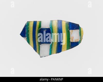 Fragment de mosaïque à rayures de verre. Culture : Roman. Dimensions : hors tout : 1 1/16 x 1 3/4 in. (2,7 x 4,4 cm). Date : fin du 1er siècle avant J.-C.-début 1er siècle de notre ère. Musée : Metropolitan Museum of Art, New York, USA. Banque D'Images