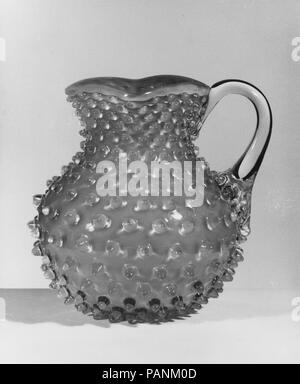 Hobnail pitcher. Culture : L'Américain. Dimensions : H. 7 1/8 in. (18,1 cm). Bouilloire : Probablement Hobbs, Brockunier and Company (1863-1891). Date : après 1886. Musée : Metropolitan Museum of Art, New York, USA. Banque D'Images