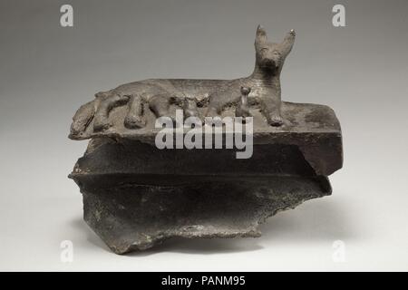 Chat avec des chatons sur fort endommagé pour maman des animaux. Dimensions : H. 11 cm (4 5/16 in.) ; W. 9,4 cm (3 11/16 po.) ; L. 13,8 cm (5 7/16 po). Date : 664-30 av. Bastet est une déesse puissante de Basse Égypte, l'un qui avait un effet protecteur et pourrait apporter une grande prospérité. En forme zoomorphe, elle était représentée comme un chat et les chats ont été considérés comme sacrés pour elle. Ici Bastet reclines, veillant sur ses chatons. Plusieurs des chatons sont enclins, dans l'acte de soins infirmiers, mais on se trouve à la verticale, à la recherche, à sa mère, donnant à cette scène une qualité et l'engagement. Les chatons témoignent de la fécondité de Bastet, w Banque D'Images