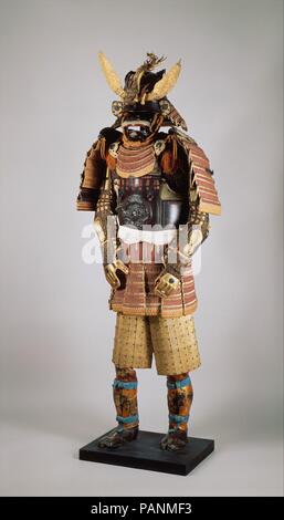 (Gusoku Armor). Armurier : casque bol signé Saotomé Iyetada (Japonais, période Edo, active début-milieu du xixe siècle) ; pectoral inscrit à l'intérieur, Myochin Munesuke (Japonais, période Edo, 1688-1735). Culture : le japonais. Dimensions : H. 67 1/2 in. (171,5 cm). Date : 16e et 18e siècles. Cet exemple provient de l'armoirie de la date Yoshimura (1703-1746),  <i > </i > Daimyo (seigneur) de Sendai. Le casque bol, signé Saotomé Iye[tada ?], date du xvie siècle ; le reste de l'armure a été construite au xviiie siècle. Le pectoral est inscrit à l'intérieur avec le nom de l'armurier, Myochin Banque D'Images