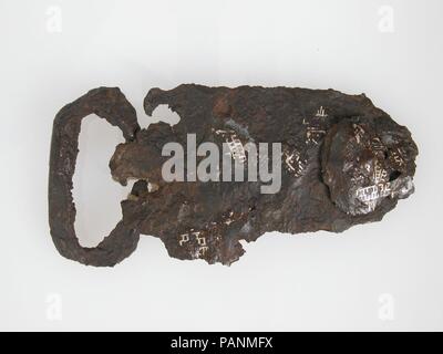 Plaque de fixation de la boucle de fragment. Culture : Frankish. Dimensions : hors tout (attachés ensemble avec x.209,5, .31, .40) : 4 5/8 x 2 3/16 x 1/2 in. (11,7 x 5,6 x 1,3 cm) dans l'ensemble (la plaque uniquement) : 3 13/16 x 2 3/16 x 3/8 in. (9,7 x 5,5 x 0,9 cm). Date : 4ème-7ème siècle. Musée : Metropolitan Museum of Art, New York, USA. Banque D'Images