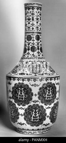 Bouteille. Culture : la Chine. Dimensions : H. 18 1/2 in. (47 cm). Musée : Metropolitan Museum of Art, New York, USA. Banque D'Images