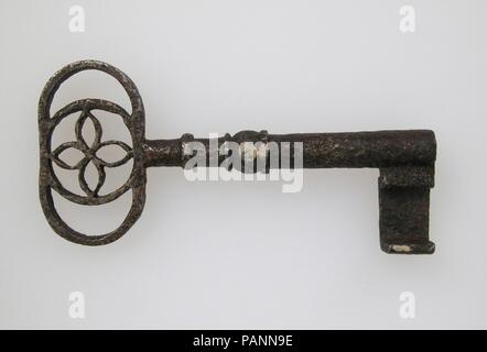 La clé. Culture : l'allemand. Dimensions : hors tout : 3 1/4 x 1 9/16 x 7/16 in. (8,3 x 4 x 1,1 cm). Date : le 15e siècle. La décoration des serrures et des clés fer gothique était souvent élaborer et de la plus haute qualité de fabrication. Les motifs sont souvent tirés de l'architecture gothique, reproduisant à une échelle miniature compliqué et même de petites habitudes remplages statuettes. Un certain nombre de ces petites écluses ont été composées, avec certains des mécanismes cachés à vue, et deux ou même trois clés utilisées dans l'ordre pour les ouvrir. Il a été suggéré que l'utilisation de beaucoup plus de serrures sur les portes, ou Banque D'Images