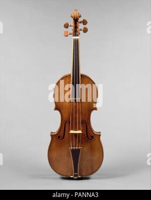 "Le violon" de Gould. Culture : l'italien (Cremona). Dimensions : Hauteur : 23 1/4 po. (59 cm) Largeur : 7 3/4 in. (19,7 cm). Bouilloire : Antonio Stradivari (Italien, Cremona Cremona 1644-1737). Date : 1693. 'Le violon a un Gould' deux-pièces avec un retour d'érable flamme serré et un top en deux pièces avec un vernis orange-brun. Bien que les interprètes modernes continuent d'utiliser des xviie et xviiie siècle, les instruments à cordes par de grands décideurs, presque tous les instruments ont été modifiés afin de rester utile comme espaces de performance a augmenté et le répertoire poussé à créer des instruments plus fort bonne vo Banque D'Images