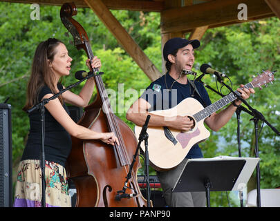 Tim & Abi Zinger musiciens folk au à la 14e Journée annuelle de la rivière Tunkhannock 2018 à Riverside Park Tunkhannock PA. La musique traditionnelle, des airs folkloriques. Banque D'Images