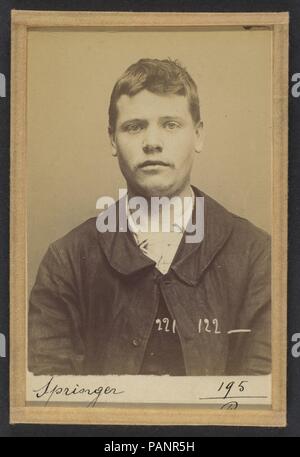 Springer. François. 21 ans, né le 17/9/72 à Duisburg (Allemagne). Menuisier. Anarchiste. 17/7/94. Artiste : Alphonse Bertillon (Français, 1853-1914). Dimensions : 10,5 x 7 x 0,5 cm (4 1/8 x 2 3/4 x 3/16 in.) chacun. Date : 1894. Né dans une famille de scientifiques et des statisticiens, Bertillon a commencé sa carrière comme commis au bureau d'identification de la Préfecture de Police de Paris en 1879. Chargé de maintenir des dossiers de police fiable des délinquants, il a développé le premier système moderne de l'identification criminelle. Le système, qui est devenu connu sous le nom, de bertillonnage comportait trois volets : anthr Banque D'Images