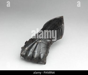 Gauntlet gothique allemand pour la main gauche. Culture : l'allemand ou autrichien. Dimensions : L. 10 3/4 in. (27,31 cm) ; WT. 11 oz. (300 g). Date : ca. 1480. La diagonale de flûtes et percé le cusped et bords des plaques sont caractéristiques des blindés allemands de la fin du xve siècle et ce qu'on appelle le style gothique de la décoration. Musée : Metropolitan Museum of Art, New York, USA. Banque D'Images