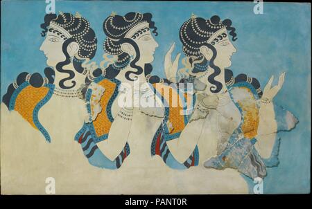 La reproduction de la "Ladies in Blue' en plein air. Culture : Minoan. Dimensions : hors tout : 61 1/2 x 40 in. (156,2 x 101,6 cm). Date : ca. 1525-1450 av. J.-C.. L'objet de fouilles avant 1914 près de Royal de magazines, de Knossos. Ce groupe de trois femmes a été restauré par E. Gillieron, pere sur la base d'autres fragments de fresques de Cnossos, le plus souvent d'une échelle beaucoup plus petite. Il a été démontré que les détails de la contour facial du porteur de la 'Cup' fresco, une reproduction de ce qui est affiché dans l'exposition, a fourni le modèle pour les visages des 'Femmes en bleu", qui ne sont pas préservés. Cette copie Banque D'Images