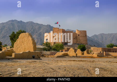 Fujairah fort en vue de l'ancien village ruines.Ce fort a été construit à partir de matériaux locaux impliquant la pierre, gravier, argile, du foin, et le gypse. Banque D'Images