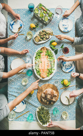 Famille ou amis, pour avoir été le dîner de fruits de mer Banque D'Images