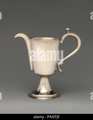 Ewer. Culture : britanniques, Londres. Dimensions : hors tout (confirmé) : 11 × 10 × 7/8 3/8 5 5/8 in., 35,64 oz. (28,9 × 27,6 × 14,3 cm, 1010.5g). Bouilloire : sans doute Peter Bettesworth (britannique). Date : 1635/6. Cet austère et peu décorées aiguière d est remarquable pour ses contours et son énergique, profil sculptural. Le balayage spectaculaire de la tuyère allongée est équilibré par une poignée en forme d'oreille équipé d'une pièce de pouce permettant une emprise qui équilibre le poids du navire. La construction peut être simple, il est constitué de composants simples soulevées-- mais il est composé d'un sur Banque D'Images