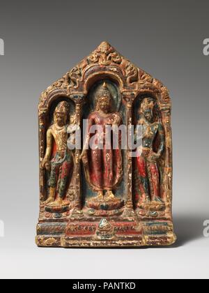 Padmapani Bouddha avec les bodhisattvas et Vajrapani. Culture : le Tibet. Dimensions : H. 10 in. (25,4 cm) ; W. 7 in. (17,8 cm) ; D. 1 1/2 in. (3,8 cm) ; Wt. incl. base 3 lbs (1,4 kg). Date : ca. 10e siècle. Ce début d'argile moulée de culte, parmi l'offre la plus complète par exemple de dixième siècle Tibet, illustre les trois divinités qui prévaut au début de bouddhisme tibétain. Un verset Sanskrit dharma vous en tibétain orne le script de base, ainsi que les Trois Joyaux motif. Le Tibétologue italien Giuseppe Tucci acquis l'œuvre à Tsaparang monastère au début des années 1930. Musée : Metropolitan Museum of Art, New York, États-Unis Banque D'Images