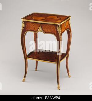 Petite table de forme oblongue. Culture : français, Paris. Dimensions : hors tout : 26 1/4 3/4 × 17 × 12 3/4 in. (67,9 × 43,8 × 32,4 cm). Bouilloire : Antoine-Mathieu Criaerd (Français, 1724-1787). Date : ca. 1755-60. Petite commode tables fournies avec un écrit et un tiroir coulissant pour l'écriture d'outils ont été trouvés dans presque toutes les pièces du milieu du xviiie siècle. Cette pièce élégante est entièrement encadrée par des moulures en bronze doré et a son père de récipients en bronze d'origine de l'encre et le sable. Les livres ou documents pourraient être placés sur l'étagère en dessous, comme on peut le voir dans le célèbre portrait de Madame de Pompadour par F Banque D'Images