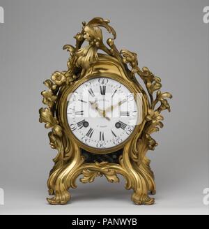 Horloge (pendule à la console). Culture : français, Paris. Dimensions : hors tout : 16 x 12 in. (40,6 × 30,5 cm). Bouilloire : Clockmaker : probablement Jean-Philippe Gosselin (Français, enregistré en tant que maître à Paris en 1717, et est mort en 1766) ; Affaire bouilloire : Jean-Joseph de Saint Germain (Français, 1719-1791). Date : ca. 1750. Bronzes ornementaux--qui sont facilement exprimées à partir de moules et faites pour simuler l'or massif ou, parfois, l'argent massif par l'application de fines couches de métaux précieux--étaient omniprésents dans le décor et d'ameublement d'un dix-huitième-siècle français palace, maison de ville, ou château. Cette horloge, signé par l'un des mo Banque D'Images