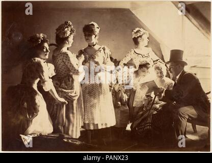 [Un groupe de six femmes costumés posées dans l'intérieur avec casquette Top Messieurs]. Artiste : Inconnu (Français). Dimensions : 15,8 x 22,0 cm. (6 1/4 x 8 11/16 in.). Date : ca. 1885. Musée : Metropolitan Museum of Art, New York, USA. Banque D'Images