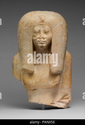 Partie supérieure de la Statue assise d'une reine. Dimensions : H. 28 cm (11 in.) ; W. 17,8 cm (7 in.) ; D. 10 cm (3 15/16 po). Dynastie : fin-début 17 Dynasty Dynasty 18. Date : ca. 1580-1550 av. J.-C.. Cette image d'une reine portant la coiffe de vautour sur une volumineuse perruque tripartite a été séparée de son backslab dans l'antiquité, le plus probablement par quelqu'un qui voulait faire l'utilisation de ce morceau de pierre en forme d'un emplacement idéal à d'autres fins. Il est concevable qu'un roi (son père, fils ou mari) était à l'origine représenté assis à côté d'elle. La sculpture a été identifié en tant que Reine Ahmes Nefert provisoirement Banque D'Images