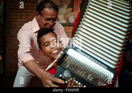 Andres Gil's 'Turco accordéon academy forme les jeunes enfants dans la musique de vallenato, beaucoup d'entre eux sont des réfugiés de la violence ou de vivre dans la pauvreté Banque D'Images