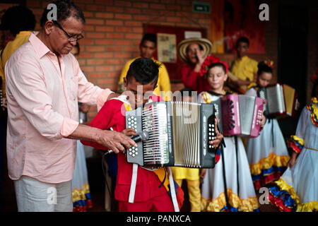 Andres Gil's 'Turco accordéon academy forme les jeunes enfants dans la musique de vallenato, beaucoup d'entre eux sont des réfugiés de la violence ou de vivre dans la pauvreté Banque D'Images