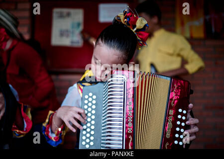 Andres Gil's 'Turco accordéon academy forme les jeunes enfants dans la musique de vallenato, beaucoup d'entre eux sont des réfugiés de la violence ou de vivre dans la pauvreté Banque D'Images