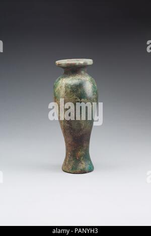 Hes de la Vase Enterrement d'Amenemhat. Dimensions : H. 21 cm (8 1/4 in.) ; Diam. 8,5 cm (3/8 po.) ; diam. extérieur Rim 7.3 cm (2 7/8 in.) ; Base diam. 6.2 cm (2 7/16 po). Dynastie DYNASTIE : 18, tôt. Règne : règne de Thoutmosis I-début seul Thoutmosis III. Date : ca. 1504-1447 av. J.-C.. L'enterrement d'un scribe nommé Amenemhat a été trouvé dans la tombe familiale de Neferkhawet qui était probablement son père. À l'intérieur du cercueil Amenemhat avait deux ceremonial hes-vases, un de chaque côté de la momie's jambes près du genoux. La bouche de chaque vase avait été fermée avec une liasse de fin lin tissu. Les pots semblent avoir tenu une Banque D'Images