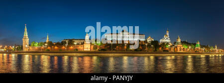 Moscou nuit panorama ville skyline at Kremlin Palace la Place Rouge et la Moskova, Moscou, Russie Banque D'Images