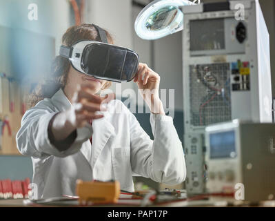 Ingénieur femelle à l'aide de casque de réalité virtuelle Banque D'Images