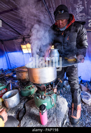 Solo Khumbu, Népal, Everest, Sagamartha National Park, l'homme d'eau de cuisson dans la tente Banque D'Images