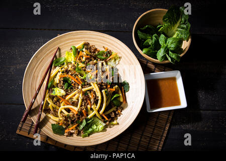 Salade de macaroni viande hachée asiatique, le gingembre, le piment, l'ail, la carotte, l'oignon de printemps, soy sauce au citron Banque D'Images