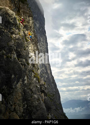 Autriche, Tyrol, deux grimpeurs dans Martinswand Banque D'Images