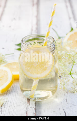 Verre de sirop de sureau fait maison avec des tranches de citron Banque D'Images