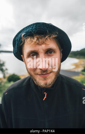 Portrait d'un homme voyageant dans les îles Lofoten Banque D'Images