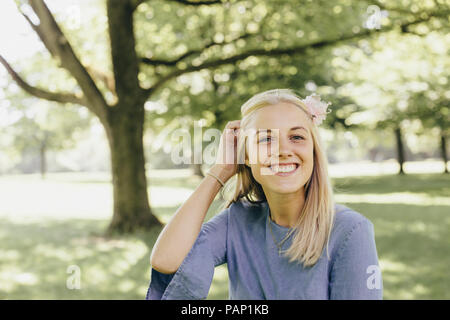 Portrait of happy young woman in a park Banque D'Images