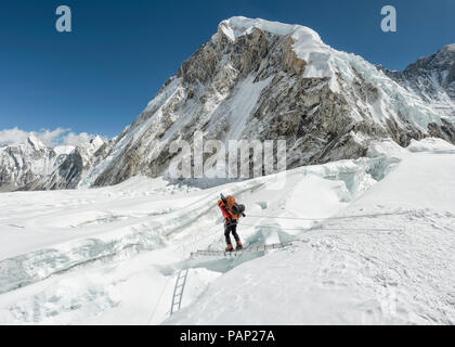 Solo Khumbu, Népal, Everest, Sagamartha National Park, alpiniste crossing cascade au MCG de l'Ouest Banque D'Images