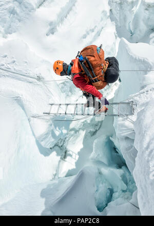 Solo Khumbu, Népal, Everest, Sagamartha National Park, alpiniste crossing cascade au MCG de l'Ouest Banque D'Images