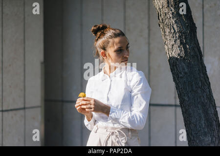 Young businesswoman holding congé d'automne, à l'écart Banque D'Images