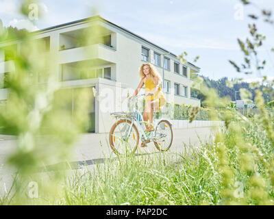 Young woman riding bicycle Banque D'Images