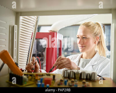 Technicien maintenance machine CNC femelle Banque D'Images