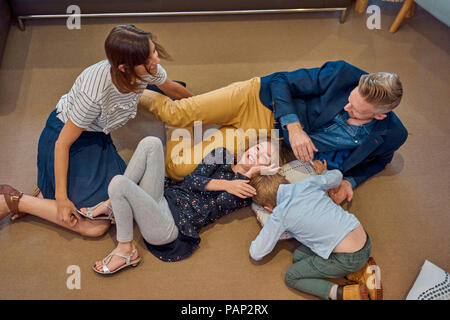 Happy Family sur le plancher à la maison Banque D'Images