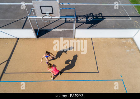 Les jeunes femmes jouant au basket-ball, vue aérienne Banque D'Images