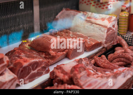 Boucherie, viandes diverses le comptoir réfrigéré en Banque D'Images