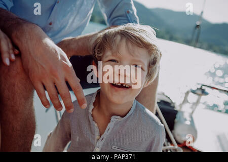 Smiling boy avec les parents sur un bateau à voile Banque D'Images