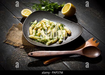 Salade à la ciboulette, le persil et vinaigrette Banque D'Images