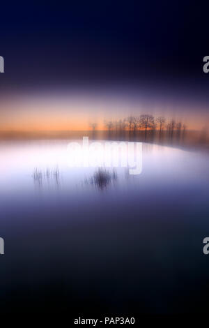 L'Espagne, Castilla y Leon, Province de Zamora, Reserva Natural de Lagunas de Villafafila, lac au coucher du soleil Banque D'Images