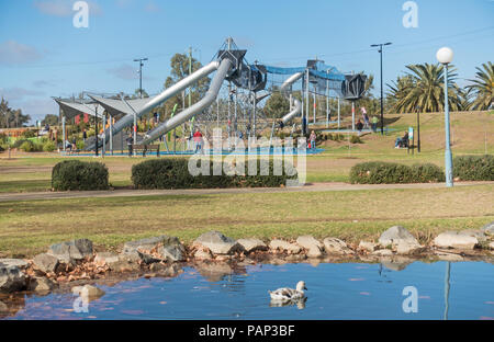 Dans Duck Pond de Bicentennial Park et le "Skywalk" dans l'aire de jeux pour enfants sur une belle journée d'hiver. Tamworth NSW Australie. Banque D'Images